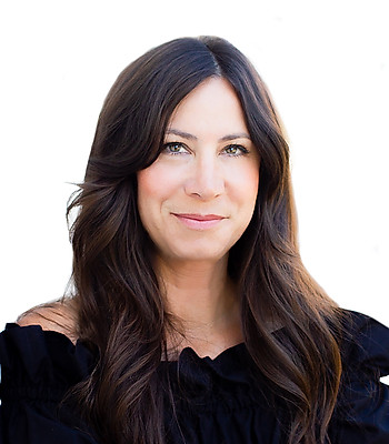 Portrait of Tara Curry, REALTOR®.
